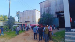 প্রথমে হুমকি দিল, এরপর কারখানা বন্ধ করল এস আলম গ্রুপ