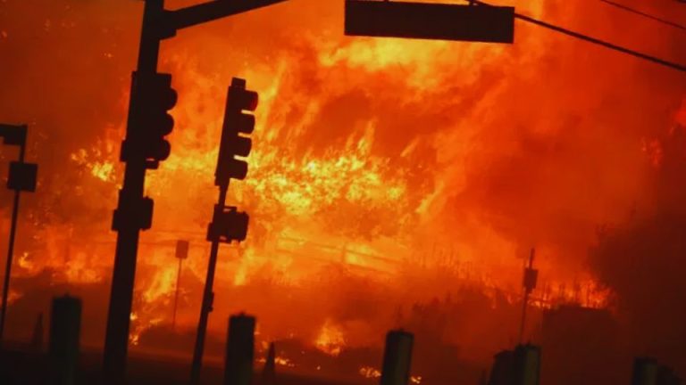 লস অ্যাঞ্জেলেসে দাবানলে পুড়ছে বিস্তীর্ণ অঞ্চল