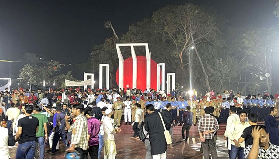 প্রথম প্রহরে একুশের বেদীতে ফুল দেওয়ার অপেক্ষায় সাধারণ মানুষজন।