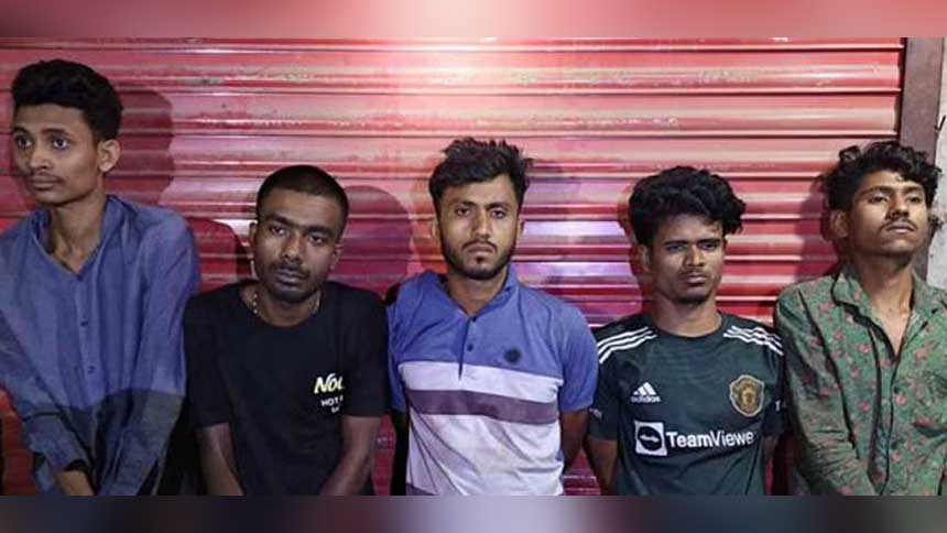 অভিযানে পাঁচজনকে আটক করা হয়। ছবি : আইএসপিআর