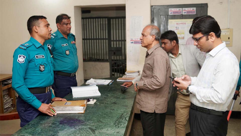 থানা পরিদর্শনকালে দায়িত্বরত পুলিশ সদস্যদের বিভিন্ন নির্দেশনা দেন স্বরাষ্ট্র উপদেষ্টা জাহাঙ্গীর আলম চৌধুরী। ছবি : পিআইডি