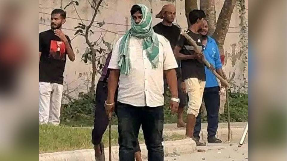 রামদা হাতে এই ছবি ছড়িয়ে পড়ে সামাজিক যোগাযোগ মাধ্যমে। ছবি: সংগৃহীত