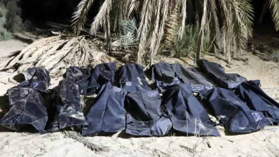 কুফায় একটি খামার থেকে উদ্ধার করা অভিবাসন প্রত্যাশী ও শরণার্থীদের দেহবাশেষ। ছবি: রয়টার্স