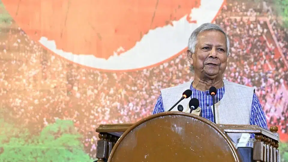 ঢাকায় বাংলাদেশ-চীন মৈত্রী সম্মেলন কেন্দ্রে রবিবার সন্ধ্যায় বাংলাদেশ অ্যাডমিনিস্ট্রেটিভ সার্ভিস অ্যাসোসিয়েশনের বার্ষিক সম্মেলনে বক্তব্য দেন প্রধান উপদেষ্টা মুহাম্মদ ইউনূস। ছবি: পিআইডি