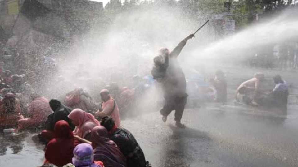 নিয়োগের দাবিতে শাহবাগে প্রাথমিকের সহকারী শিক্ষকদের অবস্থানের ওপর জলকামান নিক্ষেপ। ছবিটি সোমবারের। ভিডিও থেকে নেওয়া।