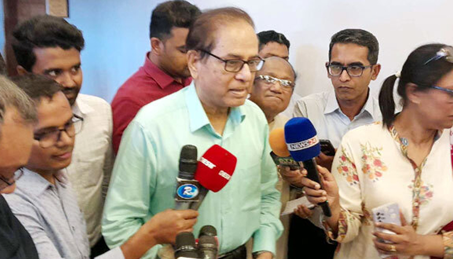 প্রধান উপদেষ্টার বিশেষ সহকারী অধ্যাপক ড. এম আমিনুল ইসলাম সোমবার সাংবাদিকদের কাছে পদত্যাগের ঘোষণা দেন