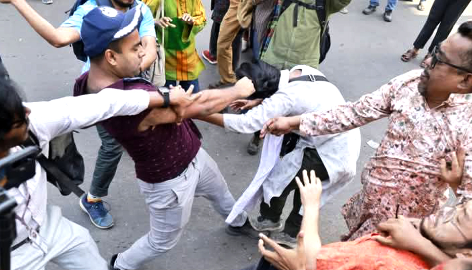 ‘ধর্ষণ ও নিপীড়নের বিরুদ্ধে বাংলাদেশ’ প্লাটফর্ম সদস্যদের মারধর করে পুলিশ