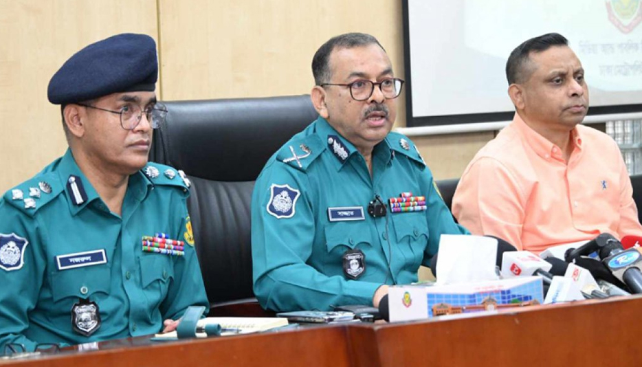 মিডিয়া সেন্টারে শনিবারের সংবাদ সম্মেলনে ডিএমপি কমিশনার শেখ মো. সাজ্জাত আলী।
