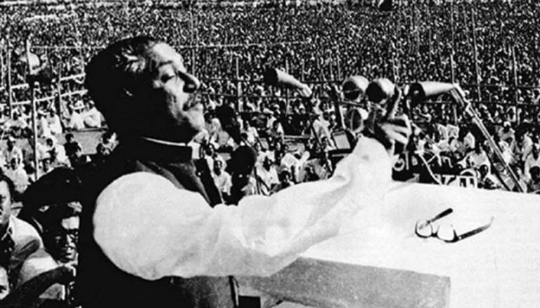 ১৯৭১ সালের ৭ই মার্চ তৎকালীন রেসকোর্স ময়দানে ভাষণ দেবার সময় বঙ্গবন্ধু শেখ মুজিবুর রহমান