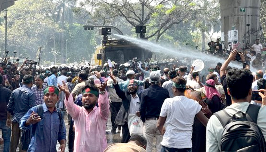 বাধা উপেক্ষা করে তারা সামনের দিকে যেতে চাইলে পুলিশ শিক্ষকদের ওপর জলকামান নিক্ষেপ করে