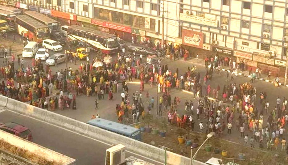 ঢাকায় পোশাকশ্রমিকদের সড়ক অবরোধ