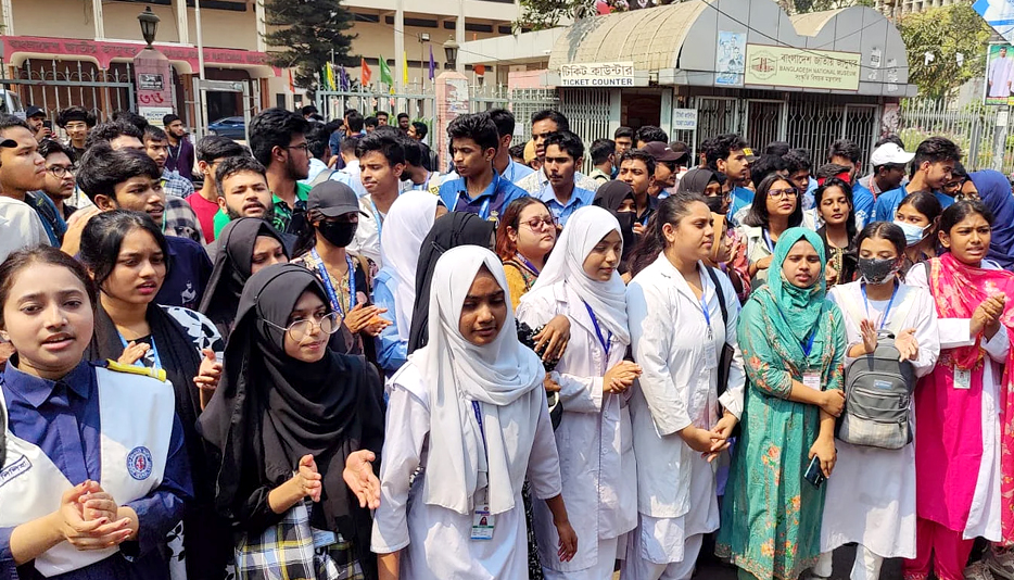 শাহবাগের জাতীয় জাদুঘরের সামনের সড়কে অবস্থান নিয়ে বিক্ষোভ দেখাচ্ছেন শিক্ষার্থীরা