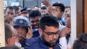 আদালতে হামলার শিকার সাবেক আইনমন্ত্রী আনিসুল হক, বেধড়ক কিলঘুষি