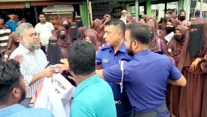 উপদেষ্টা আসিফের পদত্যাগের দাবিতে কুমিল্লায় বিক্ষোভ, পুলিশের বাধা