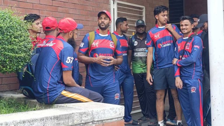 এবার প্রিমিয়ার লিগে ম‍্যাচ বর্জনের ডাক, কারণ পারিশ্রমিক