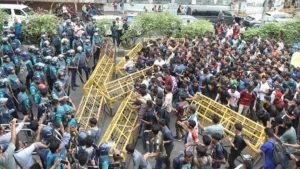 জবি শিক্ষার্থীদের লংমার্চে লাঠিপেটা-টিয়ারশেল নিক্ষেপ, অর্ধ শতাধিক আহত 