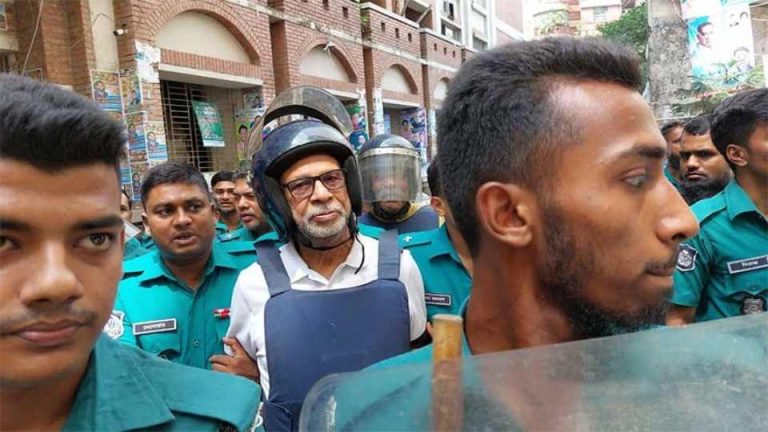 ‘মবের মুল্লুকে’ আক্রান্ত লতিফ সিদ্দিকীরা কারাগারে, আক্রমণকারীরা বাইরে