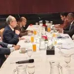 আগে ‘মিথ্যা মামলা’ প্রত্যাহার, পরে নির্বাচনে অংশগ্রহণের সিদ্ধান্ত জাতীয় পার্টি’র চব্বিশ সালের জুলাই আন্দোলনের সময়ে দলের জ্যেষ্ঠ অনেক নেতার বিরুদ্ধে দেওয়া ‘মিথ্যা মামলা’ ও বিদেশ যাত্রায় নিষেধাজ্ঞা প্রত্যাহার না করলে আগামী জাতীয় সংসদ নির্বাচনে অংশগ্রহণ করবে না বলে জানিয়েছে জাতীয় পার্টি। গত রোববার সন্ধ্যায় বাংলাদেশ সফররত কমনওয়েলথ মহাসচিব শার্লি বচওয়ের সঙ্গে এক বৈঠকে জাতীয় পার্টির একাংশের চেয়ারম্যান আনিসুল ইসলাম মাহমুদ এসব কথা বলেন। রাজধানীর একটি হোটেলে অনুষ্ঠিত এ বৈঠকে দলের চেয়ারম্যান আনিসুল ইসলাম মাহমুদ, মহাসচিব এবিএম রুহুল আমিন হাওলাদার ও চেয়ারম্যানের আন্তর্জাতিকবিষয়ক বিশেষ দূত প্রেসিডিয়াম সদস্য মাশরুর মওলা অংশ নেন। কমনওয়েলথ মহাসচিব শার্লি বচওয়ের নেতৃত্বে ৫ সদস্যের একটি প্রতিনিধি দল বৈঠকে অংশ নেয়। বৈঠকে জাতীয় পার্টির চেয়ারম্যান কমনওয়েলথ মহাসচিবকে জানান, নির্বাচনে জন্য এখনও লেভেল প্লেয়িং ফিল্ড নেই। প্রশাসন দু’ভাগে বিভক্ত। মব চলছে। জাতীয় পার্টির নেতাদের বিরুদ্ধে দায়ের করা মিথ্যা মামলা প্রত্যাহার করা হয়নি। নেতাদের বিরুদ্ধে বিদেশ যাত্রায় নিষেধাজ্ঞা রয়েছে। মামলা প্রত্যাহার এবং বিদেশ যাত্রায় নিষেধাজ্ঞা প্রত্যাহার করা না হলে, জাপা নির্বাচনে অংশগ্রহণ করবে না। বৈঠকের পর এসব তথ্য সাংবাদিকদের জানিয়েছেন জাতীয় পার্টির নেতা মাসরুর মওলা। তিনি গণমাধ্যমকে বলেন, কমনওয়েলথ মহাসচিবকে জানানো হয়েছে, জাতীয় পার্টি সবসময় নির্বাচনের জন্য প্রস্তুত। কিন্তু নির্বাচনের পরিবেশ নেই।