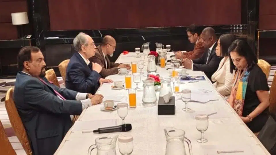 আগে ‘মিথ্যা মামলা’ প্রত্যাহার, পরে নির্বাচনে অংশগ্রহণের সিদ্ধান্ত জাতীয় পার্টি’র চব্বিশ সালের জুলাই আন্দোলনের সময়ে দলের জ্যেষ্ঠ অনেক নেতার বিরুদ্ধে দেওয়া ‘মিথ্যা মামলা’ ও বিদেশ যাত্রায় নিষেধাজ্ঞা প্রত্যাহার না করলে আগামী জাতীয় সংসদ নির্বাচনে অংশগ্রহণ করবে না বলে জানিয়েছে জাতীয় পার্টি। গত রোববার সন্ধ্যায় বাংলাদেশ সফররত কমনওয়েলথ মহাসচিব শার্লি বচওয়ের সঙ্গে এক বৈঠকে জাতীয় পার্টির একাংশের চেয়ারম্যান আনিসুল ইসলাম মাহমুদ এসব কথা বলেন। রাজধানীর একটি হোটেলে অনুষ্ঠিত এ বৈঠকে দলের চেয়ারম্যান আনিসুল ইসলাম মাহমুদ, মহাসচিব এবিএম রুহুল আমিন হাওলাদার ও চেয়ারম্যানের আন্তর্জাতিকবিষয়ক বিশেষ দূত প্রেসিডিয়াম সদস্য মাশরুর মওলা অংশ নেন। কমনওয়েলথ মহাসচিব শার্লি বচওয়ের নেতৃত্বে ৫ সদস্যের একটি প্রতিনিধি দল বৈঠকে অংশ নেয়। বৈঠকে জাতীয় পার্টির চেয়ারম্যান কমনওয়েলথ মহাসচিবকে জানান, নির্বাচনে জন্য এখনও লেভেল প্লেয়িং ফিল্ড নেই। প্রশাসন দু’ভাগে বিভক্ত। মব চলছে। জাতীয় পার্টির নেতাদের বিরুদ্ধে দায়ের করা মিথ্যা মামলা প্রত্যাহার করা হয়নি। নেতাদের বিরুদ্ধে বিদেশ যাত্রায় নিষেধাজ্ঞা রয়েছে। মামলা প্রত্যাহার এবং বিদেশ যাত্রায় নিষেধাজ্ঞা প্রত্যাহার করা না হলে, জাপা নির্বাচনে অংশগ্রহণ করবে না। বৈঠকের পর এসব তথ্য সাংবাদিকদের জানিয়েছেন জাতীয় পার্টির নেতা মাসরুর মওলা। তিনি গণমাধ্যমকে বলেন, কমনওয়েলথ মহাসচিবকে জানানো হয়েছে, জাতীয় পার্টি সবসময় নির্বাচনের জন্য প্রস্তুত। কিন্তু নির্বাচনের পরিবেশ নেই।