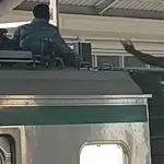 মেট্রোরেলের ছাদে দুইজন উঠে পড়ায় রাত ৮টার সময় বন্ধ হয়ে যায় মেট্রোরেলের চলাচল । ছাদ থেকে এ দুইজনকে নামাতে গেলে একজন দৌঁড় দেন রেললাইনে।