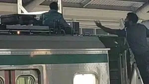 মেট্রোরেলের ছাদে দুইজন উঠে পড়ায় রাত ৮টার সময় বন্ধ হয়ে যায় মেট্রোরেলের চলাচল । ছাদ থেকে এ দুইজনকে নামাতে গেলে একজন দৌঁড় দেন রেললাইনে।