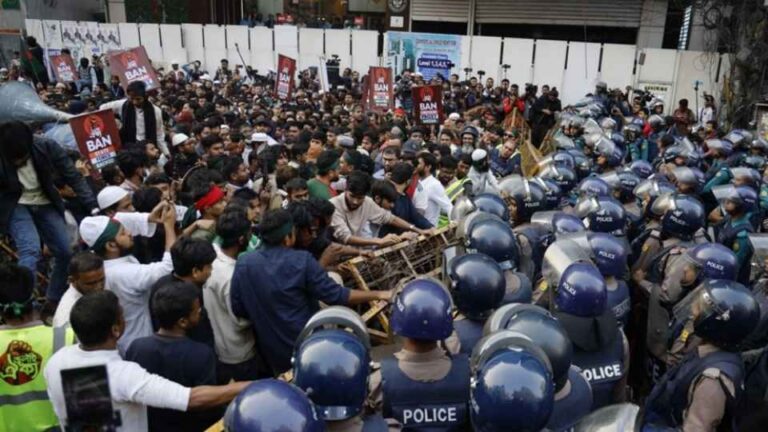 পুলিশের বাধায় ভারতীয় হাই কমিশনমুখী মিছিল
