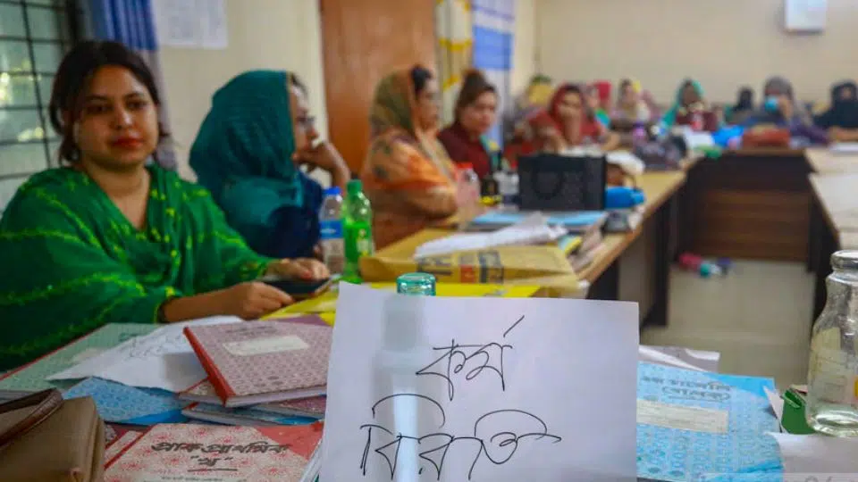 সরকারের আহ্বান অমান্য করে তিন দফা দাবিতে অনড় রয়েছেন সরকারি প্রাথমিক বিদ্যালয়ের সহকারী শিক্ষকদের দুই সংগঠন। ফলে সারাদেশের অধিকাংশ প্রাথমিক বিদ্যালয়ে চলমান ‘কমপ্লিট শাটডাউন’ ও ‘তালাবদ্ধ’ কর্মসূচি বৃহস্পতিবারও অব্যাহত থাকবে।