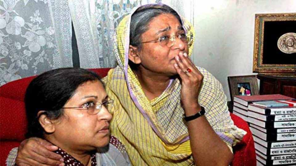 প্রাণে বেঁচে গেলেও ওই নৃশংস ঘটনায় হতবিহ্বল সেসময়ের বিরোধী দলীয় নেত্রী শেখ হাসিনা।