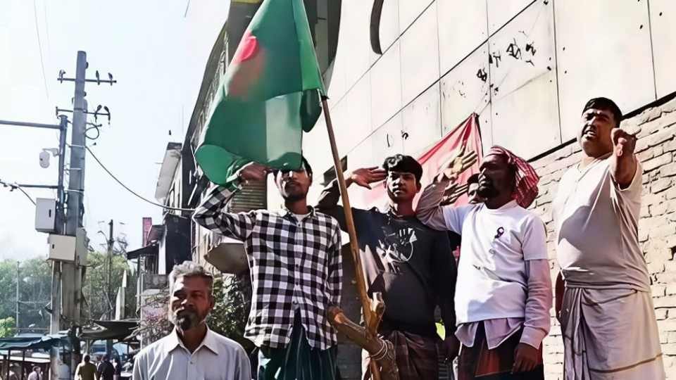 পতাকা উত্তোলন করে বঙ্গবন্ধুকে স্যালুট জানান চার-পাঁজজনের দলের ওই দিনমজুররা। ছবি: ভিডিও থেকে নেওয়া