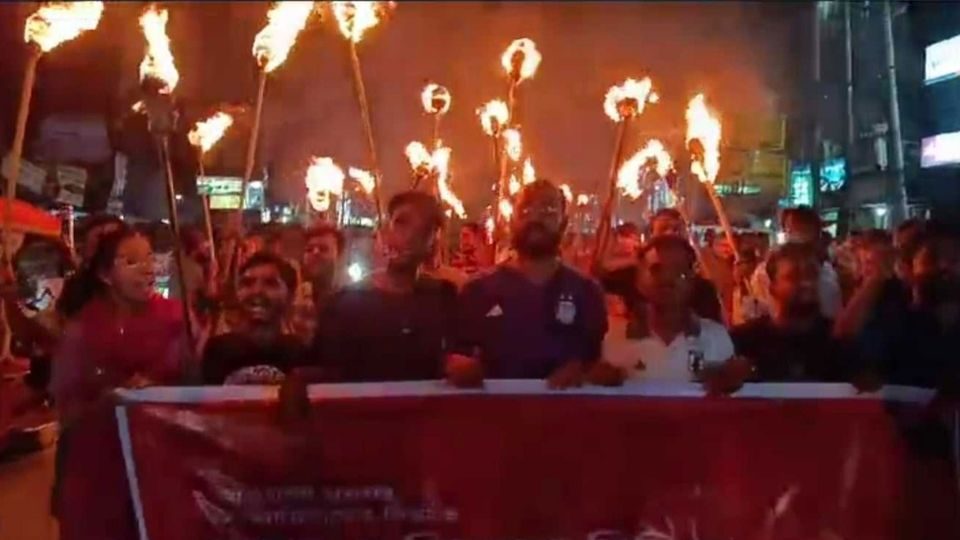 ঢাকাসহ বিভিন্ন জেলায় সন্ধ্যায় মশাল মিছিল বের করে আওয়ামী লীগ ও সহযোগী সংগঠন। ফাইল ছবি