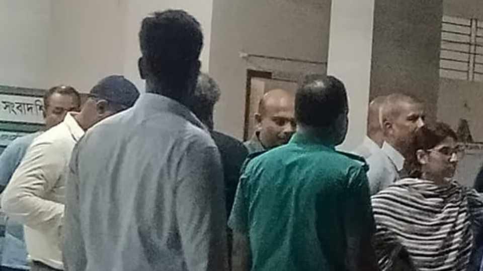 পেছনের দরজা দিয়ে মাইলস্টোন ক্যাম্পাস ছাড়লেন দুই উপদেষ্টা।