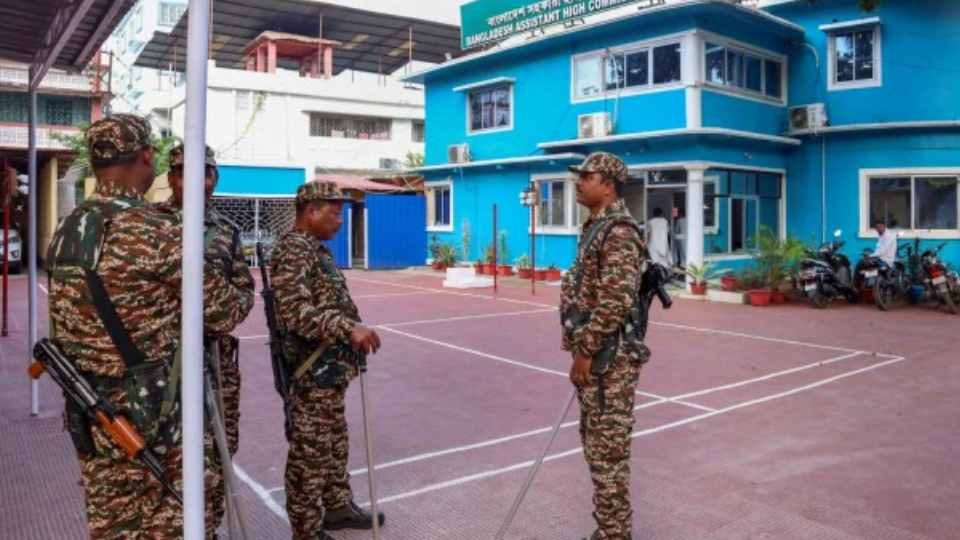বাংলাদেশে হিন্দুদের উপর হামলার অভিযোগে বিক্ষোভ শুরু হওয়ার পর, আগরতলায় বাংলাদেশ সহকারী হাই কমিশনে জোরদার করা হয় নিরাপত্তা ব্যবস্থা। ছবি: পিটিআই