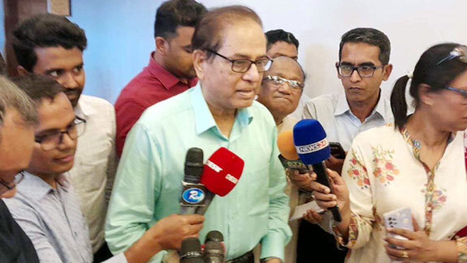 প্রধান উপদেষ্টার বিশেষ সহকারী অধ্যাপক ড. এম আমিনুল ইসলাম সোমবার সাংবাদিকদের কাছে পদত্যাগের ঘোষণা দেন