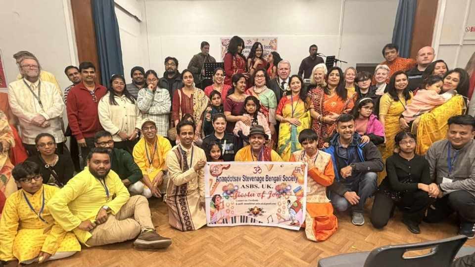 যুক্তরাজ্যের স্টিভেনেজ শহরে উদযাপিত সরস্বতী পূজায় অংশ নেওয়াদের একাংশ।