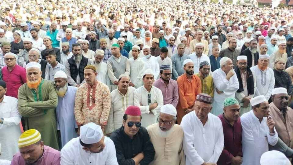 শুক্রবার জুমার নামাজের পর ভোলার উপশহর বাংলাবাজারে তোফায়েল আহমেদ প্রতিষ্ঠিত ফাতেমা খানম জামে মসজিদের মাঠে তার জানাজা নামাজ অনুষ্ঠিত হয়। ছবি: বিডিনিউজ টোয়েন্টিফোর ডটকম