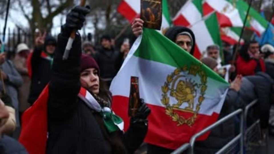 লন্ডনের কেন্দ্রস্থলে ইরানি দূতাবাসের সামনে ১৯৭৯ সালের বিপ্লবের আগের সিংহ ও সূর্য প্রতীকযুক্ত ইরানি পতাকা নিয়ে বিক্ষোভকারীরা। ছবি: এএফপি