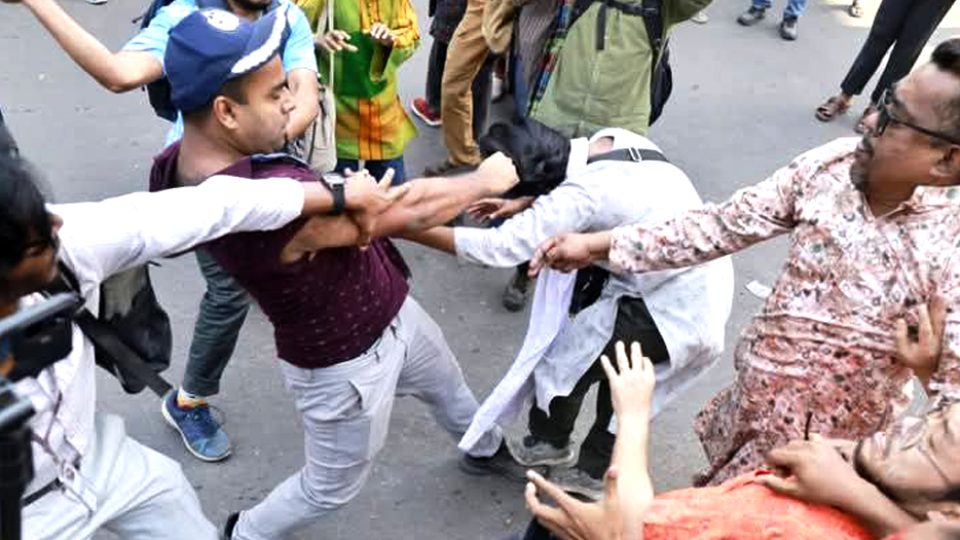 ‘ধর্ষণ ও নিপীড়নের বিরুদ্ধে বাংলাদেশ’ প্লাটফর্ম সদস্যদের মারধর করে পুলিশ