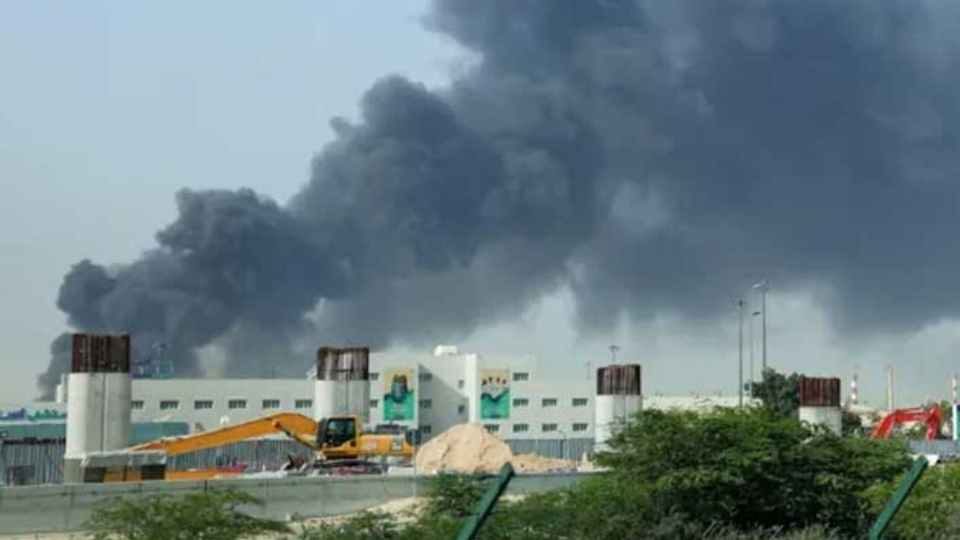 ইরানের ক্ষেপণাস্ত্রের আঘাতে আরব আমিরাতের স্থাপনা থেকে কালো ধোঁয়া উড়তে দেখা গেছে। ফেইসবুক থেকে নেওয়া ছবি