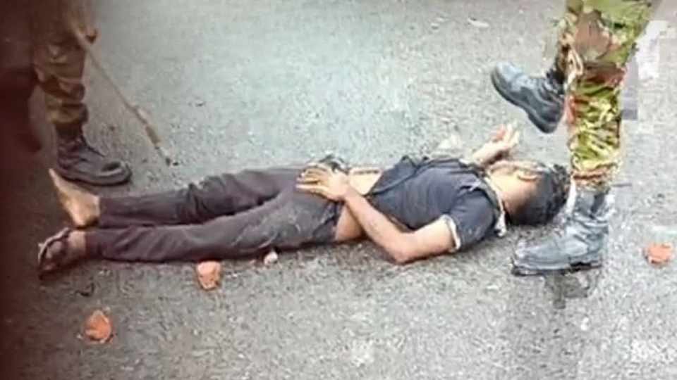 গোপালগঞ্জে সেনাবাহিনীর অভিযান। বিক্ষোভে অংশ নেওয়া একজনকে এভাবে পড়ে থাকতে দেখা যায়। ছবি: ফেইসবুক থেকে নেওয়া।