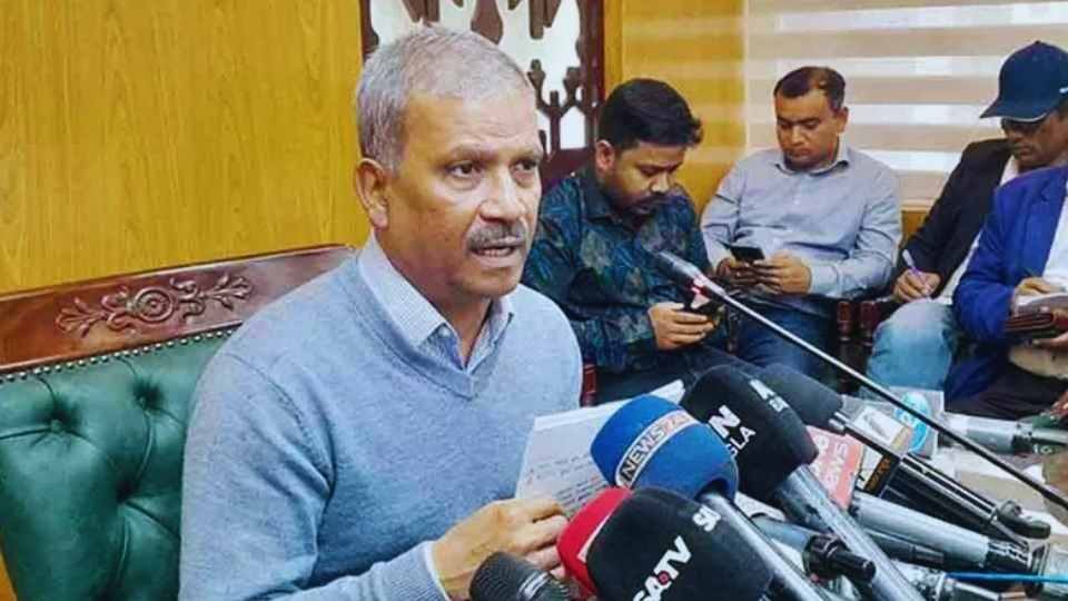 মঙ্গলবার সচিবালয়ে সাংবাদিকদের ব্রিফ করেন আইন উপদেষ্টা আসিফ নজরুল।