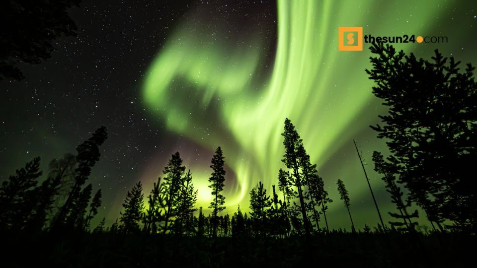 ইউরোপ ও উত্তর আমেরিকার অধিবাসীদের কাছে অরোরা প্রাত্যহিক ঘটনা হলেও বিভিন্ন দেশ থেকে পর্যটকরা ছুটে আসেন এই আলোর সন্ধানে। ছবি: জসীম সরকার