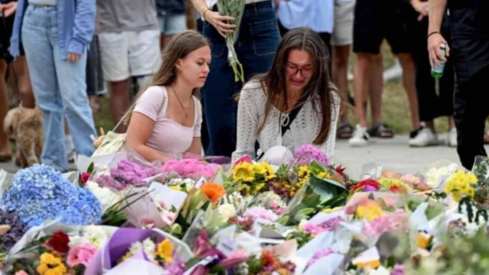 নিহতদের স্মৃতির প্রতি ফুল দিয়ে শ্রদ্ধা নিবেদন করেন স্বজনরা। সোমবার অস্ট্রেলিয়ার সিডনিতে। ছবি: এএফপি