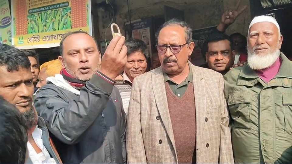 আওয়ামী লীগের চাকলাহাট কার্যালয়ের তালা খুলে দিয়ে প্রশংসায় ভাসছেন পঞ্চগড় সদর উপজেলা বিএনপির সভাপতি আবু দাউদ প্রধান।