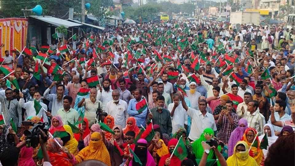 নাটোরে বিএনপির সমাবেশে কর্মীরা। রোববারের এই সমাবেশেও ধানের শীষ প্রতীকের পক্ষে প্রচার চালানো হয়।