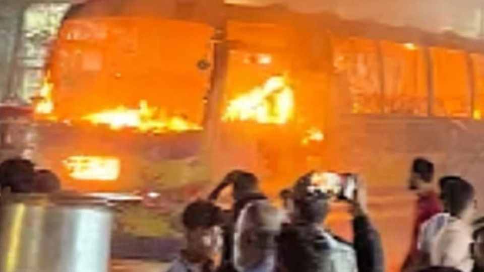 বাড্ডায় বাসে আগুন। ছবি: ফেইসবুক থেকে নেওয়া।