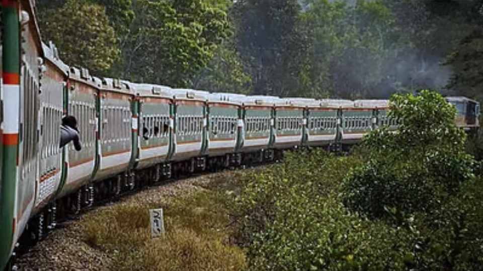 লোকসমাগমের জন্য এরকম আট জোড়া ট্রেন ভাড়া করেছে মুহাম্মদ ইউনূসের সরকার।
