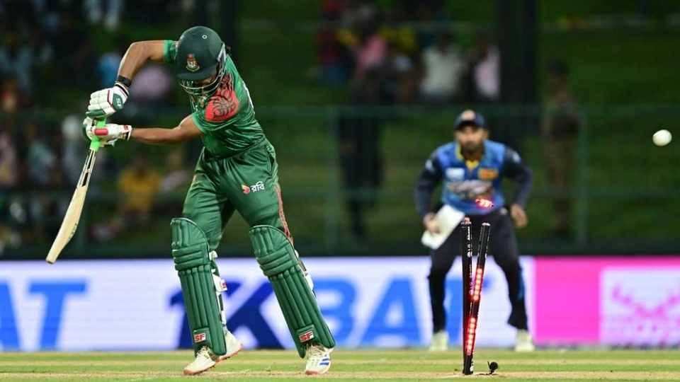 শূন্য রানে বোল্ড হন নাজমুল হোসেন শান্ত। ছবি: শ্রীলঙ্কা ক্রিকেট।