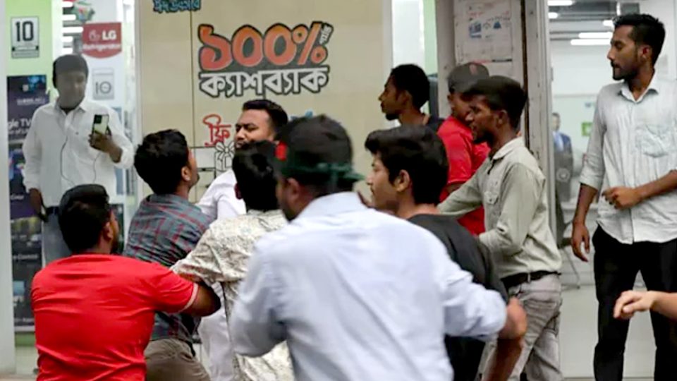 বগুড়ায় এনসিপির সমাবেশে বৈষম্যবিরোধী দুই পক্ষের মধ্যে সংঘর্ষ