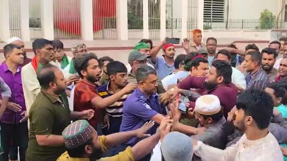 বগুড়ায় উদীচীর জাতীয় সংগীত পরিবেশন কর্মসূচিতে হামলা। ছবি ভিডিও থেকে নেওয়া।