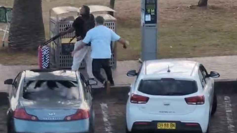 সাধারণ পোশাক পরা একজন ব্যক্তি শুটারের ওপর ঝাঁপিয়ে পড়েন। ছবি: সোশাল মিডিয়ায় ছড়িয়ে পড়া ভিডিও থেকে নেওয়া।